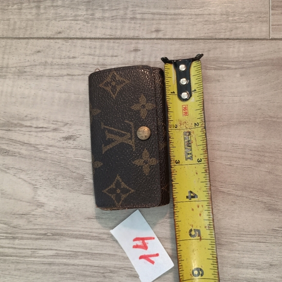 LOUIS VUITTON 4 Key Holder in Monogram Canvas - Picture 9 of 10